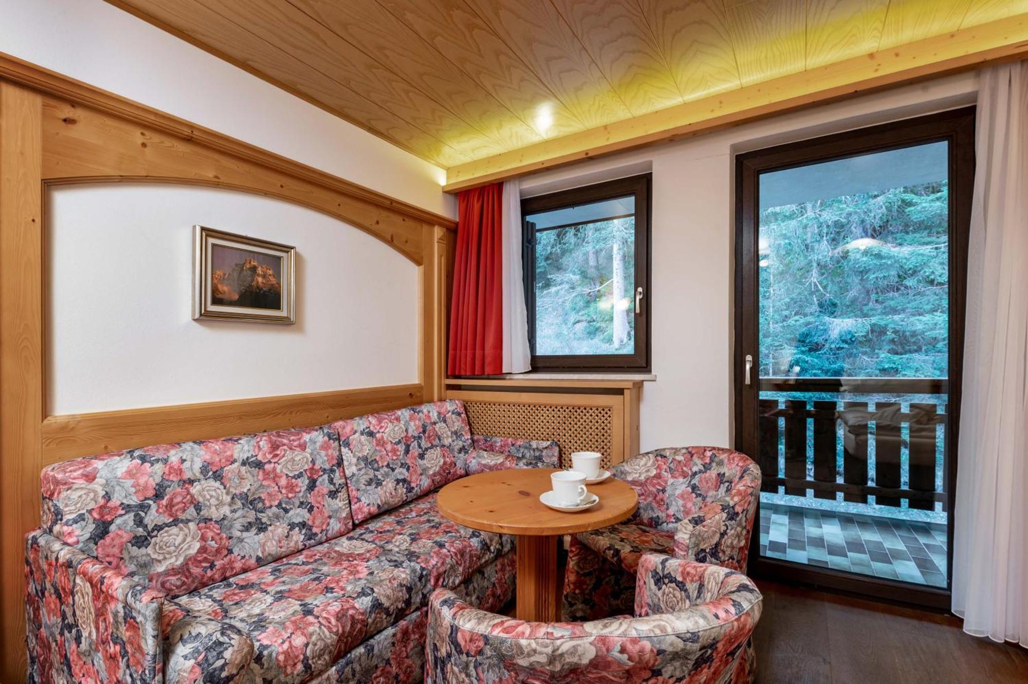 Hotel Terme Antico Bagno Pozza di Fassa Camera foto