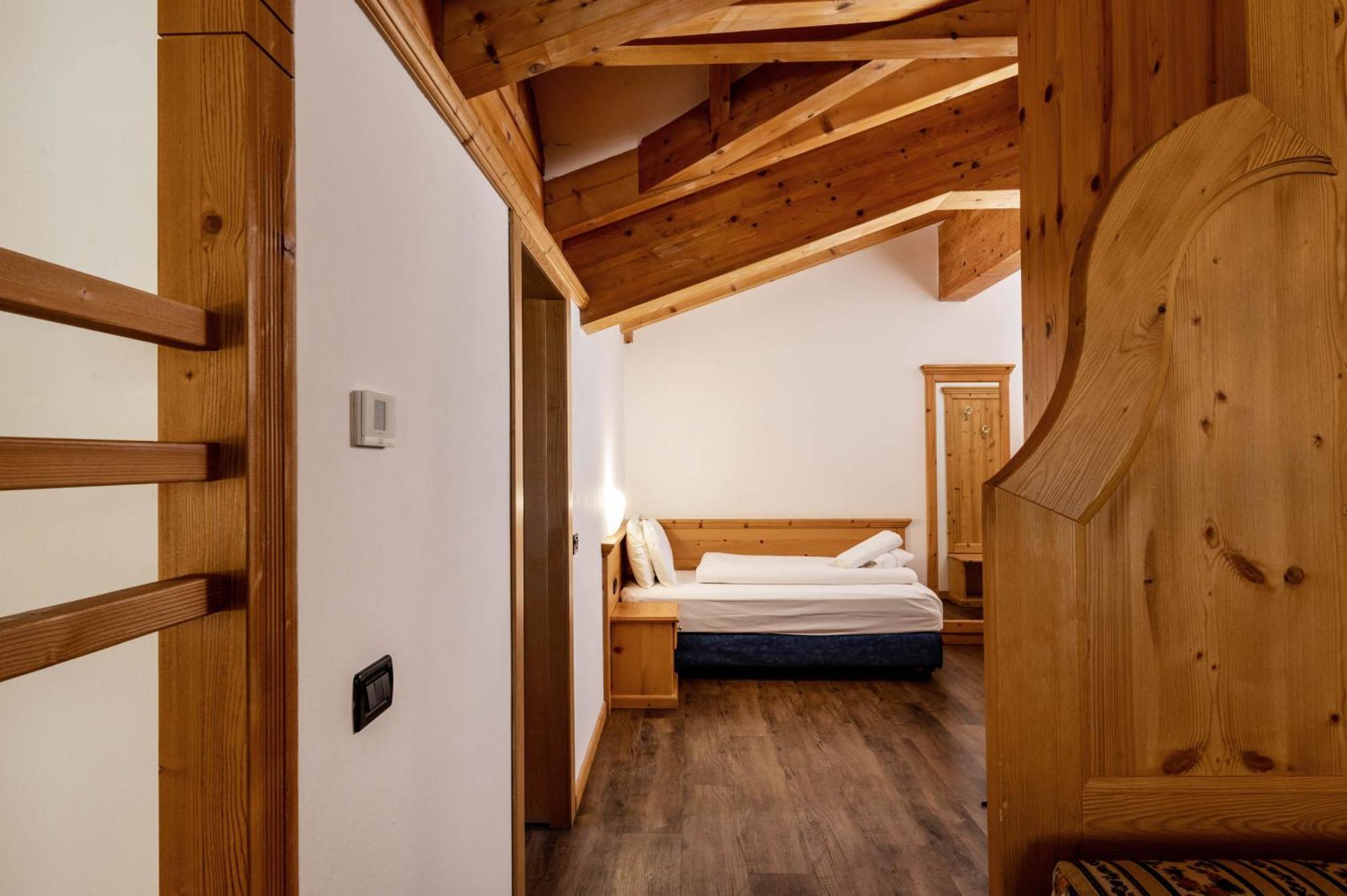 Hotel Terme Antico Bagno Pozza di Fassa Camera foto