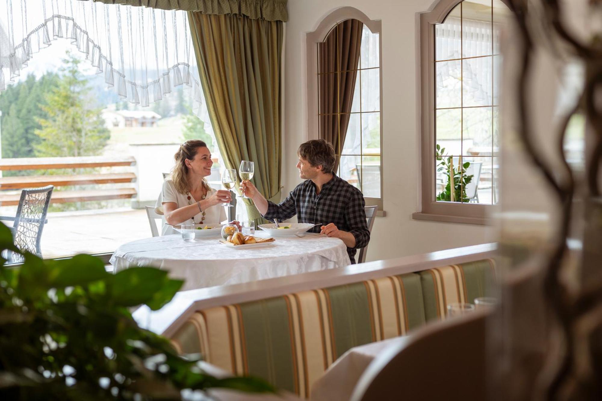 Hotel Terme Antico Bagno Pozza di Fassa Esterno foto