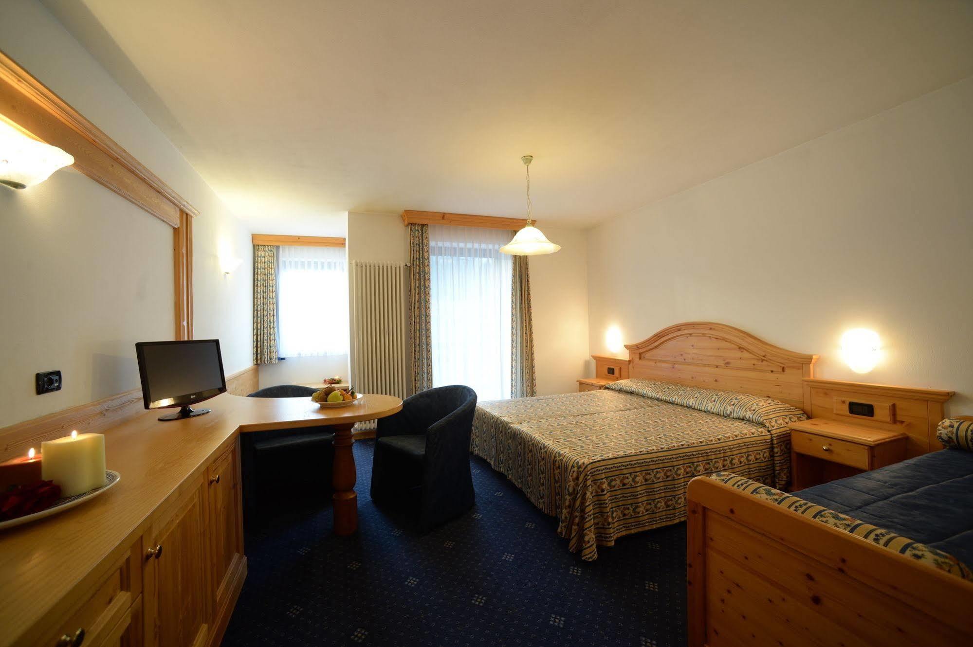 Hotel Terme Antico Bagno Pozza di Fassa Esterno foto